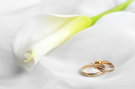 白色織物和結(jié)婚戒指