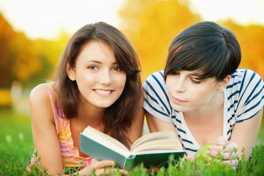 兩個女孩讀了一本書