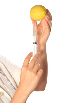 帶注射器的女醫(yī)生