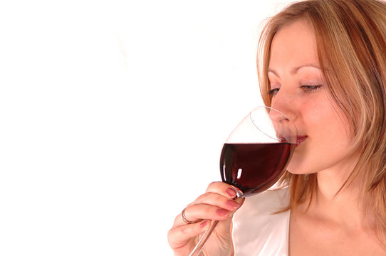 年輕女子帶著一杯酒