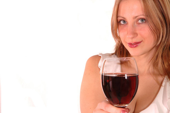 年輕女子帶著一杯酒