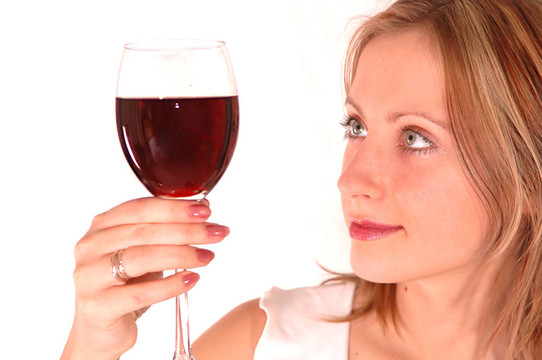 年輕女子帶著一杯酒