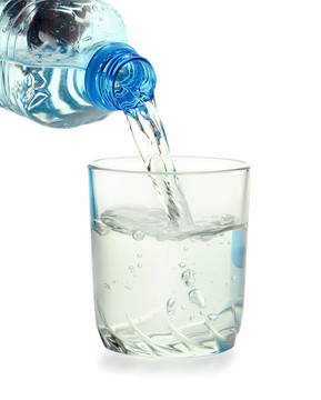 瓶和水隔離在白色的水