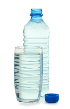 瓶和水隔離在白色的水