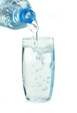 瓶和水隔離在白色的水