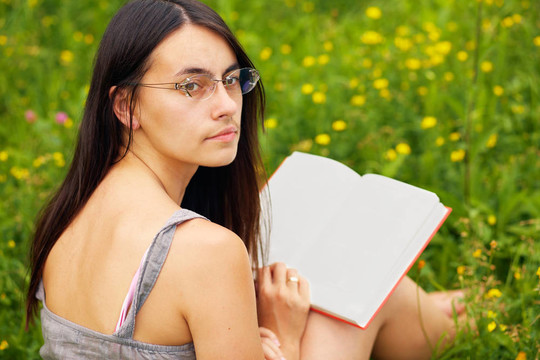 一本書的年輕女性的肖像