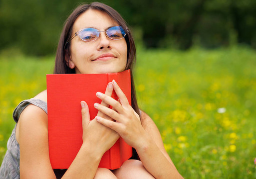 一本書的年輕女性的肖像