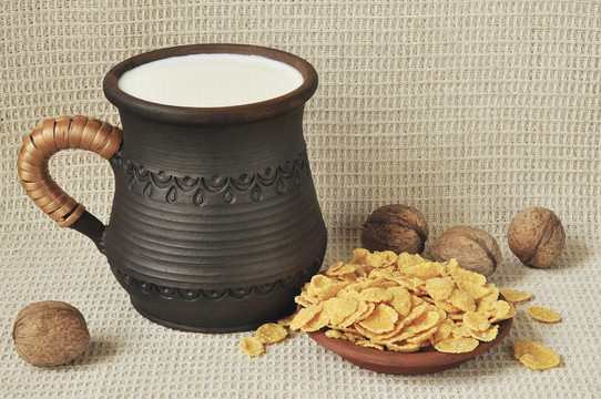 牛奶；玉米片和堅(jiān)果