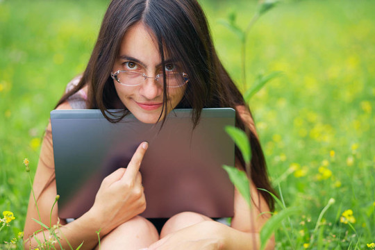 年輕女人用他的電腦