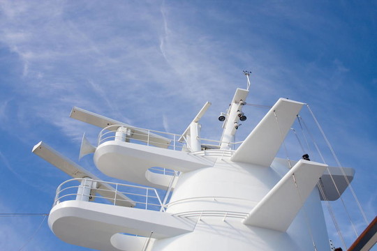 Cruise Ship上的白色雷達塔