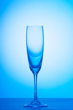 針對(duì)梯度背景的酒杯