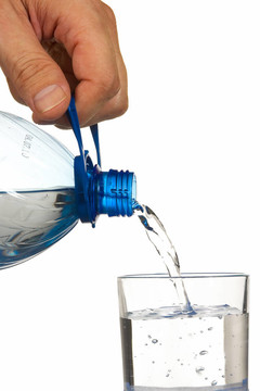 把瓶子里的水倒進(jìn)玻璃杯