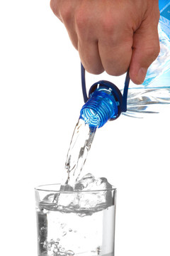 把瓶子里的水倒進(jìn)玻璃杯