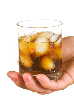 在玻璃上的冰的碳酸水