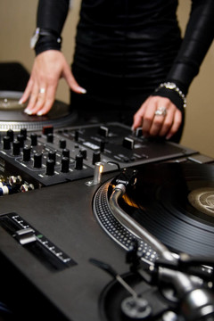女RNB DJ玩唱盤