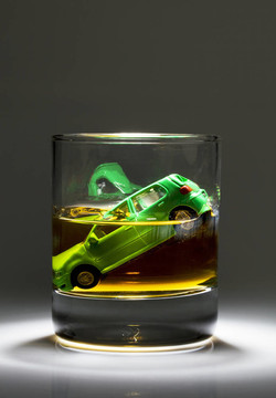 汽車鑰匙和酒精的玻璃