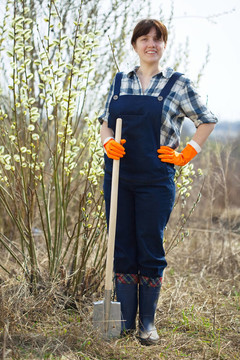 女農(nóng)民用鏟子