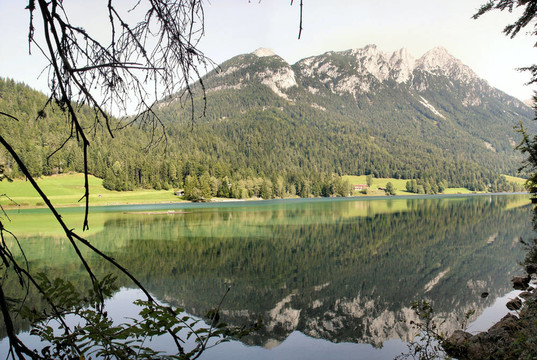 高山湖泊中的鏡像