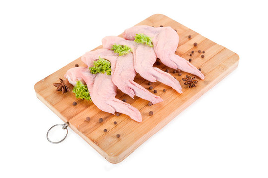 原料雞翅膀與木板的調(diào)味品