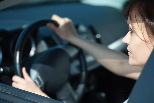 女人正在駕駛她的車