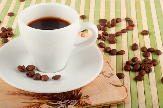 咖啡杯和咖啡豆