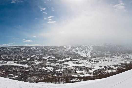 帶滑雪道和暴風(fēng)雪的冬季山坡全景圖