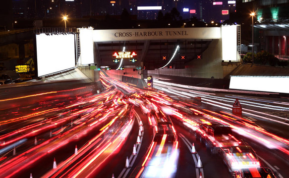 夜間快速行駛的汽車