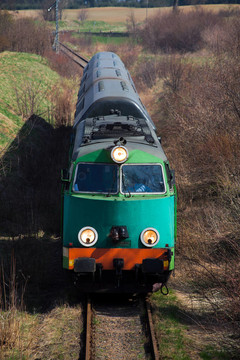 旅客列車穿越農(nóng)村