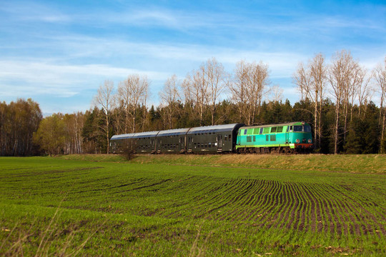 旅客列車穿越農(nóng)村