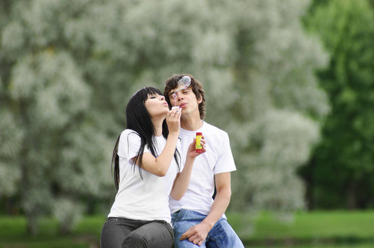 公園的年輕夫婦