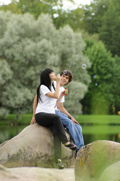 公園的年輕夫婦