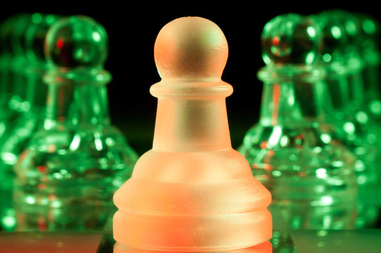 紅與綠玻璃棋子