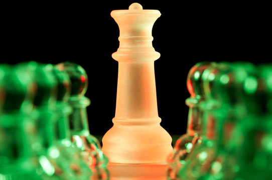 紅與綠玻璃棋子