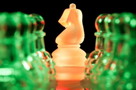紅與綠玻璃棋子