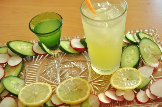 托盤上的飲料和食物