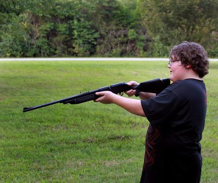 小男孩BB gun
