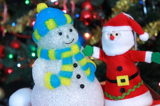 圣誕老人和雪人裝飾圣誕樹下