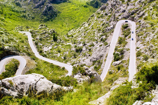 蜿蜒的道路在山附近的馬洛卡sacalobra