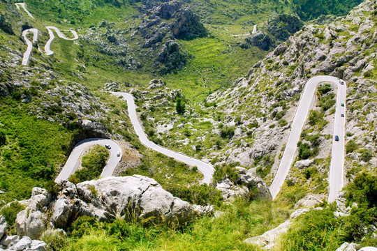 蜿蜒的道路在山附近的馬洛卡sacalobra