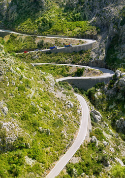 蜿蜒的道路在山附近的馬洛卡sacalobra