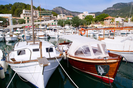 Puerto de Soller港馬洛卡lllaut船