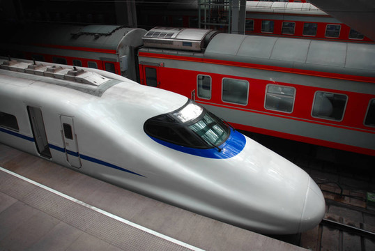 車站內(nèi)的現(xiàn)代快車和經(jīng)典列車