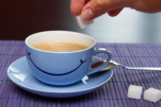 在紫色的桌子上的一杯咖啡