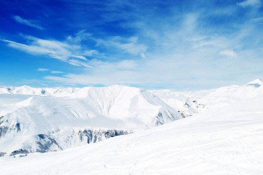 在冬天的雪下的高山
