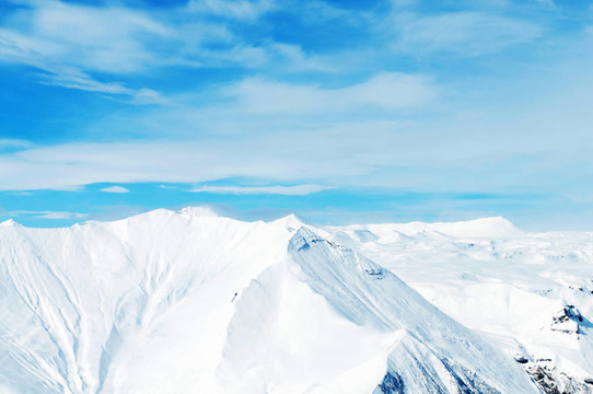 在冬天的雪下的高山