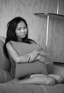 悲傷的亞洲女人在沙發(fā)上