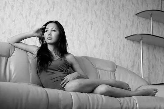 悲傷的亞洲女人在沙發(fā)上