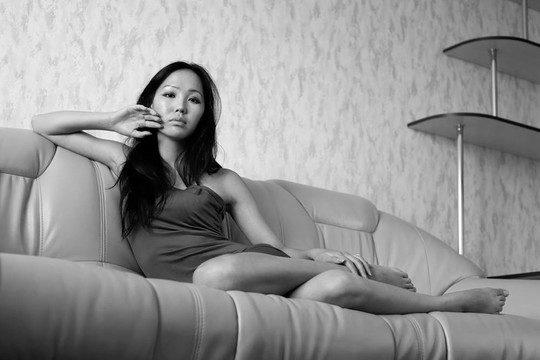 悲傷的亞洲女人在沙發(fā)上