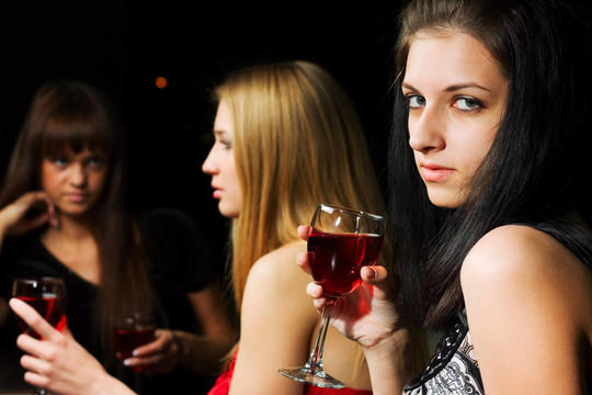 夜間酒吧里的年輕女性