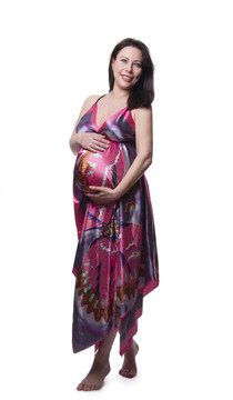 一個孕婦穿著一件漂亮的衣服